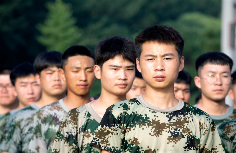 2021年7月6日，北京集团百名应届大学生褪下便服换上军装，在训练场上接受为期2天的军训，享受入职前的第一份美好记忆。